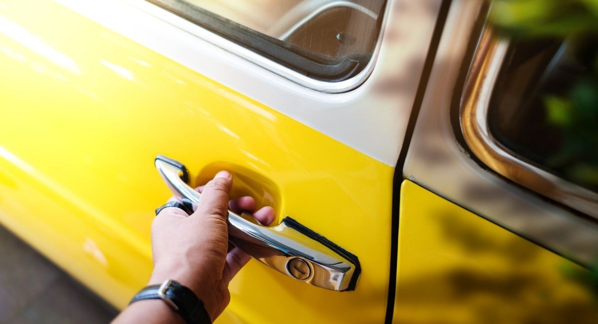 how to unlock a car door with a bobby pin